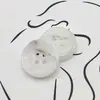 Botones de resina de imitación de cuerno de fábrica directos botón redondo de cuatro ojales botones para abrigo cortavientos al por mayor