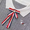 Cárdigan de punto ajustado con cuello polo y pajarita blanca de contraste, estilo universitario primavera 2026, top extremadamente elegante para mujer