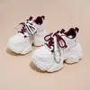 Outono 2026 Novidades Altura Aumentada Petite Novo Estiloso Versátil Superfície de Couro Solado Grosso Sapatos de Pai Esportivos Casuais Femininos