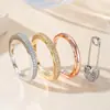 Anillo de Luz de Zirconia Incrustada en Oro Real Chapado en Cobre Transfronterizo Europeo y Americano Lujo Ligero Sensación de Alta Gama Anillo para el Dedo Joyería de Mano Versátil Fabricante Venta al por Mayor en Stock