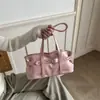 Bolsa Tote de Mão Nova Transfronteiriça de Nicho Coreana 2026 para Mulheres Grande Capacidade para o Dia a Dia Fivela de Couro Rebite Bolsa de Motocicleta