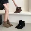 Botas de Salto Alto Estilo Coreano Bico Fino Camurça Cano Curto Slim Femininas 2026 Novas Botas de Meia-Estação Primavera/Outono Salto Fino Marrom Botas de Cano Curto