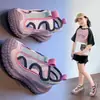 Zapatos Deportivos para Niñas 2026 Verano Nuevos Zapatos Casuales para Exteriores Huecos Transpirables Sandalias de Malla de Moda para Niños Tendencia