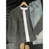 Suéter Cardigan de Gola Redonda Malha para Homens e Casais com Botões Coloridos, Estilo Tendência Outono e Inverno, Venda por Atacado de Fábrica Transfronteiriça, Estilo Old Money