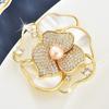 Broche pequeño de camelia (2024), pequeño broche de flor de Chanel, resistente al agua, para abrigos y trajes.