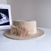 Chapéu de Lã Fashion com Topo Plano e Decoração de Pena 2025 para Mulheres Inverno Casual Versátil Elegante Quente Chapéu de Feltro