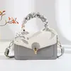 Bolsa Cuadrada Pequeña con Bordado de Flor Minimalista para Mujer 2026 Nueva Versátil Hebilla Bolso Cruzado Textura de Lujo Ligero Bolso de Mujer Transfronterizo