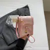 A bolsa de celular popular deste ano, com duas camadas e bloqueio de cor em relevo, é uma bolsa pequena transversal para mulheres, a nova tendência de bolsa de ombro versátil de 2026