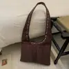 Bolso tote transfronterizo de gamuza tachonada vintage para mujer, bolso de axila estilo motero de nicho para otoño e invierno 2026, bolso de mano elegante
