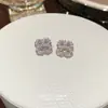 Pendientes de botón de trébol de cuatro hojas de plata de ley S925, moda versátil, pendientes pequeños exquisitos y lindos, pendientes con sensación de lujo ligero y de alta gama, joyería al por mayor