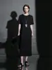 Vestido Casual de Moda Adelgazante de Color Sólido con Cuello Redondo y Manga Corta Minimalista Versátil Petite Verano 2026 Nuevo de Moda