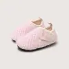 Calcetines de piso para niños, estilo padre-hijo, otoño e invierno, forrados de felpa y engrosados, zapatos suaves antideslizantes de interior para bebés que aprenden a caminar, diseñados para mantener los pies calientes en suelos fríos