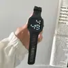 Mira a estudiantes de secundaria masculinos y femeninos de alto valor en la moda coreana, calle principal, simple, Net Red Square, reloj electrónico