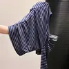 Camiseta Retro de Manga Larga Ajustada con Rayas Tejidas de Colores para Mujer, de Hombro Descubierto, Venta al por Mayor de Fabricante para Otoño e Invierno, con Diseño de un Solo Hombro
