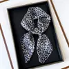Pañuelo Versátil de Seda Artificial con Estampado de Leopardo Transfronterizo Europeo y Americano Bufanda Cuadrada Pequeña Bufanda Chal de 70 cm Bestseller de Amazon