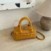 Bolsa de Mão com Textura Trançada Cuidadosamente Selecionada Bolsa Feminina Cor Sólida Fresca Bolsa de Ombro em PU 2026 Verão Versátil Simples Bolsa Transversal com Pingente
