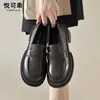 Mocassins femininos de couro genuíno estilo britânico com sola grossa, novos sapatos casuais slip-on para o outono de 2026 para o trabalho