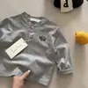 Novos estilos de primavera e outono: camisas polo fofas de manga comprida com gola alta para meninos e meninas, apresentando estampas adoráveis de elefantes de desenho animado e fechos de botão