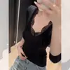 Top de punto blanco con encaje de patchwork estilo coreano, cuello en V, manga larga para mujer, una pieza de otoño única y hermosa para superponer que estiliza y favorece.. 10807