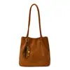 Bolsa de mano transfronteriza de gran capacidad, bolso de hombro versátil estilo coreano de gamuza para el trabajo, bolso de mano de cuero suave, opciones de venta al por mayor y personalizadas para mujeres
