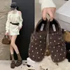 Zapatos cálidos de felpa de fondo plano para mujer, punta fina, talón totalmente cerrado, zapatos de algodón, estilo coreano, correa de piel sintética con hebilla, invierno, con terciopelo, punta con puntos ondulados, velcro
