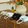 El popular bolso con cierre de este año presenta un diseño de nicho, ofreciendo una sensación de lujo ligero y alta gama.. Es un bolso de hombro versátil de gran capacidad para el día a día para mujer.