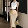 Moderna Camisa Sin Mangas con Cuello Estilo Old Money Blanco Crudo para Mujer Conjunto de Dos Piezas Falda Bodycon Elegante Ajustada Verano 2026