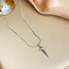 Colar de Aço Titânio Ouro 18K Luxo Leve Nicho Estilo Frio tamanho pequeno Pingente Estrela de Quatro Mans Cruz Corrente Nova para Clavícula Feminina