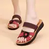 Novidade Verão 2026 Chinelos de Couro Macio de Alta Qualidade para Uso Externo Feminino, Chinelos Slip-On de Solado Grosso para Mulheres de Meia-Idade e Idosas