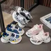 Zapatillas de papá para bebé, zapatos para niños y niñas, malla de una sola capa para primavera y otoño, forrados de felpa para invierno, versiones duales, suela suave, antideslizantes, zapatos para niños con velcro
