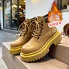 Botas Martin femininas, nova coleção outono/inverno 2026, com sola grossa, botas amarelas, estilo popular, versátil, estilo britânico, adequadas para estudantes, vestuário de trabalho, botas curtas retrô