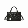 Bolso de mano de nicho de lujo para mujer con un elegante diseño coreano, bolso de hombro acolchado de alta gama, bolso pequeño cruzado
