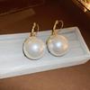 Brincos de Fivela de Orelha de Pérola Grande com Senso de Alto Nível Europeu e Americano Moda Popular na Internet Retro Nicho Elegante Simples para Mulheres