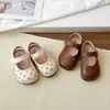 Sandalias Mágicas de Pegatina Huecas de Moda para Niñas Nuevas Llegadas Primavera/Verano 2026 para Bebés y Niños Pequeños Calzado de Exterior Suela Suave Sandalias Transpirables Modernas