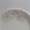 Pendientes de Botón de Flor Hueca Trenzada Estilo Coreano para Mujer, Pendientes de Lujo Ligero con Sensación de Alta Gama, Pinzas para Orejas con Diseño de Nicho, Accesorios Versátiles para Orejas para Mujer
