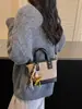 Bolso de Cubo Retro de Nicho para Mano para Mujer Otoño/Invierno 2025 Nuevo Bolso Cruzado con Bordado de Hilo Acolchado de Diamantes Bolso de Hombro Único para el Trabajo y el Trayecto