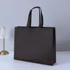Sacola de compras ecológica de tecido não tecido estendida, cor sólida, moderna, para lojas de roupas, sacola de compras de roupas masculinas e femininas com logotipo personalizado
