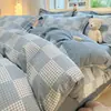 Juego de Cuatro Piezas de Algodón Cepillado Grueso Original para Otoño e Invierno con Funda de Edredón Estampada Nuevo Estilo 2025, Sábana Plana y Sábana Ajustable Juego de Cama de Tres Piezas