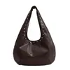Bolso de hombro vintage de gran capacidad estilo coreano con tachuelas, nuevo modelo 2026, bolso de axila para mujer, bolso tote casual simple tipo empanada