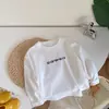 Roupa Infantil Unissex de Primavera e Outono Camiseta Bebê Estilosa Personalidade Infantil Tendência Algodão Puro Branco Estampa de Letras Preta Camiseta Base