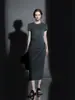 Vestido Casual de Moda Nueva de Verano con Cuello Redondo de Longitud Media 2026 Nuevo Estilo Diseño de Pliegues Retorcidos Adelgazante Ceñido a la Cintura Tridimensional Vestido Largo