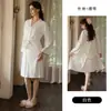Lindo Conjunto Sexy de Lingerie/Pijama/Roupão para Casa 7751 com Decote V, Laço Tridimensional e Veludo Embossado Doce