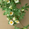 Decoración de pared con planta artificial estilo Ins con margaritas pequeñas, flores falsas para paredes interiores, enredaderas de flores artificiales para fondo de TV para cubrir imperfecciones