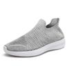 Leve respirável esportes voar sapatos de tecido primavera e outono definir pé preguiçoso sapatos casuais amantes moda tendência meias sapatos atacado