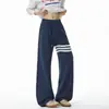 Nueva colección de otoño: Pantalones deportivos de punto texturizado para hombre con estampado de escamas de dragón, que cuentan con tres franjas, cintura elástica, cordón de ajuste, un corte holgado y un diseño de pierna recta para uso casual.