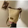 2026 Novo Estilo Patchwork Fresco e Simples Bolsa de Palha Trançada Estilo Balde para Férias na Praia Moda Bolsa de Ombro Único Feminina