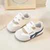 Zapatillas de entrenamiento alemanas para niños, nuevo modelo de otoño para niños y niñas de 3 a 6 años, zapatos para caminar de suela blanda con velcro, antideslizantes y ligeros