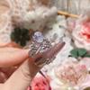 Anillo de corona con rubí Camellia Victoria, bañado en oro de 18 quilates y circonita arcoíris en forma de pera para mujer.