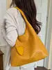 Popular bolsa de mano simple tejida para el día a día, bolsa de axila de diseño de nicho de alta estética, elegante bolsa de hombro de gran capacidad