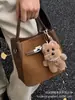 Bolsa Carteiro Saco de Balde Feminina Outono e Inverno 2025 Nova Versátil Fashionável e Exquisiteira Design de Nicho para o Trabalho Bolsa de Ombro